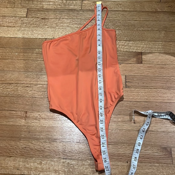 New Superdown Taryn Asymmetric Bodysuit in Orange - Picture 10 of 11